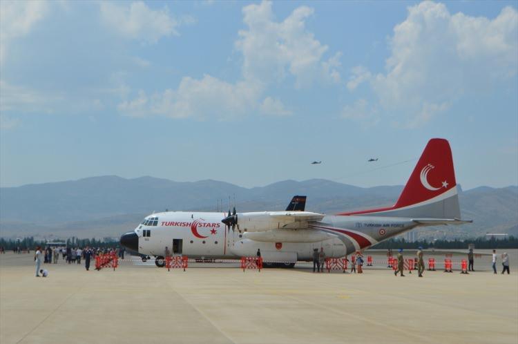<p>Afyonkarahisar Hava Meydan Komutanlığı'ndaki programda, Türk Silahlı Kuvvetlerine ait harp araç gereçlerinin yanı sıra, "Büyük Taarruz'un 100. Yıl Dönümü Sergisi" ile AA'nın "Zaferin Askeri Mehmetçik Fotoğraf Sergisi" de yer aldı.</p>
<p> </p>