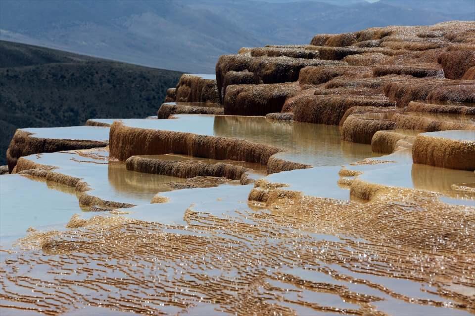 <p>İran'ın Mazenderan Eyaletindeki Badab Surt Pınarları Türkiye'de bulunan Pamukkale Travertenlerine benzerliğiyle dikkat çekiyor. </p>

<p> </p>
