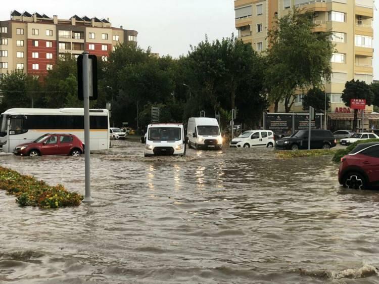 <p>İŞ YERLERİNİ SU BASTI</p>
<p>İzmir'de etkili olan sağanak nedeniyle Aliya İzzetbegoviç Caddesi'ndeki bazı iş yerlerini su bastı. Mansuroğlu Mahallesi'ndeki bir restoranın da mutfak bölümü sular altında kaldı. Çalışanlar, kovalarla suları tahliye etmeye çalıştı.</p>