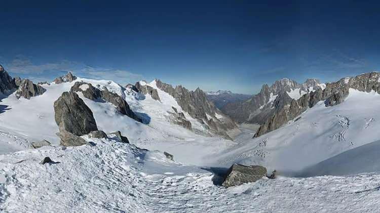 <p>Mont Blanc, dünyanın en yüksek 11. dağı olmasına rağmen, İtalyan fotoğrafçı Filippo Blengini tarafından yakalanan 320 gigapiksellik fotoğraf ile dünyanın en büyük çözünürlüğüne sahip fotoğrafı olarak kabul ediliyor.</p>
