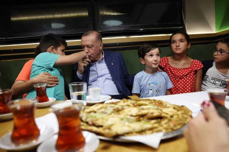 <p>Vahdettin Köşkü'ndeki çalışmalarının ardından Beylerbeyi Mahallesi'ne geçen Cumhurbaşkanı Erdoğan, bir pastaneye girdi.</p>
