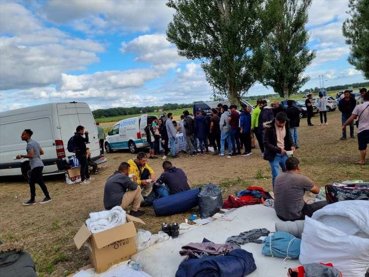 <p>Hollanda hükümeti, iltica merkezindeki yoğunluğu azaltmaya çalışırken Hollanda Kızılhaç'ı da yeterli yatak olmaması sebebiyle iltica merkezinin bahçesine çadır kurmuş ve sonrasında gelen tepkiler üzerine kaldırmıştı.</p>