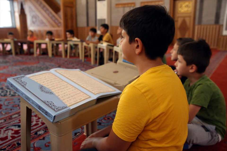 <p>Mevlana Mahallesi'ndeki caminin imam hatibi Ahmet Ağırtopçu, yaz kursu döneminde çocukları camiye çekmek, bisikleti olmayanlara sürüş heyecanı yaşatmak için hayırseverlerin desteğiyle 30 bisiklet aldı.</p>
<p> </p>