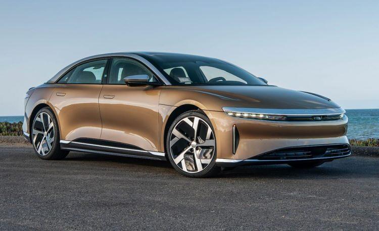 <p>1 - <strong>Lucid Air</strong>: 520 mil / 836 Km</p>

<p> </p>

<p>Listenin başında California merkezli Lucid Motors yer alıyor. Lucid , yalnızca tamamen elektrikli yarış serisi Formula E'deki her takım için pil paketleri sağlamakla kalmıyor, aynı zamanda en yüksek özellikli Air, bugün satılan herhangi bir elektrikli otomobilin EPA tarafından tahmin edilen en yüksek menzilini aldı. </p>

<p> </p>

<p>Air Dream Edition Serisi, 933 beygir gücü ve iddia edilen sıfırdan 60'a 2,7 saniyede çıkabiliyor.</p>

<p> </p>

<p>Performans versiyonu, tahmini maksimum 471 mil.</p>
