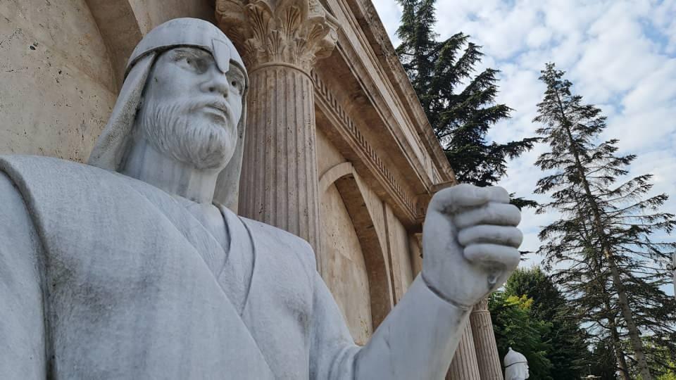 <p>Heykelin eline geçmesi için yapılan delikten geçirilen ince demirde mızrağı göremeyenler, belediyeye bildirdi. </p>
