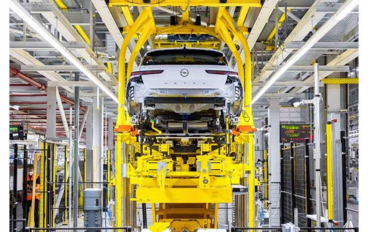 <p><span style="color:#B22222"><strong>OPEL FABRİKASINDA ÜRETİME ARA</strong></span></p>

<p> </p>

<p>Stellantis, çip sıkıntısı nedeniyle Corsa ve Crossland modellerinin üretildiği Zaragoza’daki Opel fabrikasında üretimi durdurdu.</p>

<p> </p>
