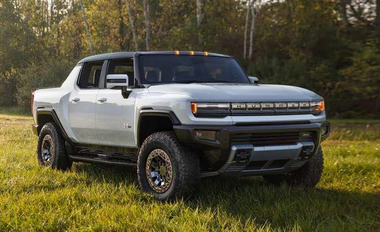 <p>7 - <strong>GMC Hummer EV</strong>: 329 mil / 529 Km</p>

<p> </p>

<p>GM'nin 212,7 kWh Ultium pilini kullanan Edition 1 pikap, dört tekerlekten çekişe ve 1000 beygir gücü üreten üç motorlu bir konfigürasyona sahip.</p>

<p> </p>

<p>Hummer EV'nin menzili, diğer EPA dereceli EV alıcısı Rivian R1T'yi geçmekle kalmıyor, aynı zamanda Ford'un çıkması beklenen F-150 Lightning modelinin 300 millik tahmininden daha da yüksek.</p>
