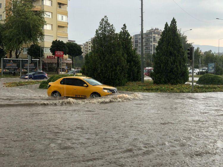<p>Bayraklı ve Bornova ilçelerinde bazı cadde ve sokaklar yağmur sularıyla doldu. Bazı sürücüler araçlarını yol kenarına çekip, bir süre sağanağın dinmesini bekledi. Bu nedenle trafikte aksamalar yaşandı.</p>