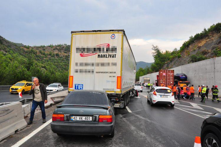 <p>İzmir'den İstanbul yönüne giden 4 TIR ile 3 otomobil, yağmur nedeniyle kayganlaşan yolda birbirine çarptı. </p>
