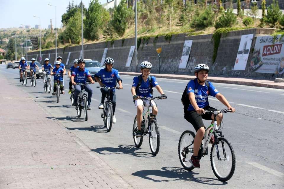 <p>Osman Can Türkarslan da hocaları eşliğinde güvenli şekilde bisiklet turu yaptıkların dile getirdi.</p>
