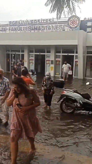 <p>BORNOVA'DA ÜNİVERSİTE HASTANESİNİ SU BASTI</p>

<p>Bornova ilçesindeki Ege Üniversitesi Hastanesi'nin polikliniklerinin olduğu binada da su baskını yaşandı.</p>
