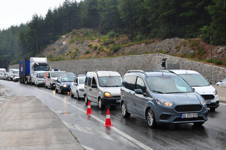 <p>Kaza, bugün 16.30 sıralarında İzmir-İstanbul kara yolu Manisa Sabuncubeli Tüneli çıkışında meydana geldi. </p>
