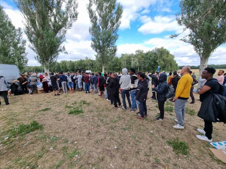 <p>Ter Apel'deki iltica başvuru merkezinin spor salonunda 5 gün önce üç aylık bir bebek ölmüştü.</p>
<p> </p>
<p>Hükümet iki gün önce orada bulunan sığınmacıları farklı kentlere dağıtma kararı almıştı.</p>