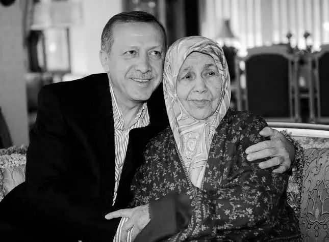 <p>Recep Tayyip Erdoğan ve annesi Tenzile Erdoğan</p>
