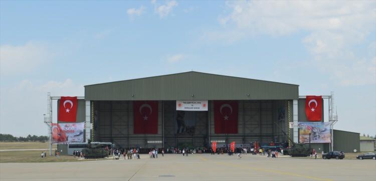 <p>Afyonkarahisar'da Büyük Taarruz'un 100. Yılı dolayısıyla "TSK Harp, Silah Araç ve Gereçleri Sergisi" ile Anadolu Ajansının (AA) "Zaferin Askeri Mehmetçik Fotoğraf Sergisi"nin açılışı yapıldı.</p>