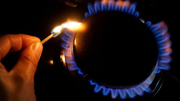 <p><strong>UCUZ RUS PETROLÜ BENZİNİ UCUZLATMADI</strong></p>
<p>Rusya’ya yönelik ambargonun da etkisiyle özellikle sıvılaştırılmış doğalgaz (LNG) fiyatları hızla yükselirken, Rusya petrolünde durum tam tersi. Ambargo nedeniyle alıcı bulmakta zorlanan Rus petrolü, brent petrolün yüzde 25-30 altından fiyatlarla alıcı bulmaya başladı. Türkiye’nin petrol ithalatındaki payı yarıya yaklaşmasına rağmen Rus petrolündeki ucuzlama, ülke içindeki akaryakıt fiyatlarına yansımış değil. Çünkü Türkiye’de motorin ve benzin fiyatları, İtalya piyasasında oluşan fiyatlar ile kur hareketlerine bağlı bir formülle belirleniyor.</p>