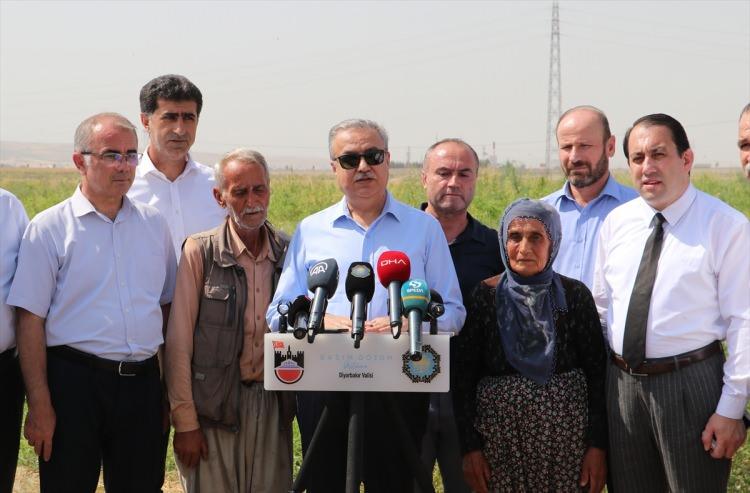 <p>Su, Büyükşehir Belediyesi olarak geçen yıllarda olduğu gibi bu yıl da üreticilere destek sağladıklarını anlatarak, bu yıl 90 dekarda Diyarbakır karpuzu yetiştiren 40 çiftçiye gübre ve ilaç desteğinde bulunduklarını ifade etti.</p>
<p> </p>