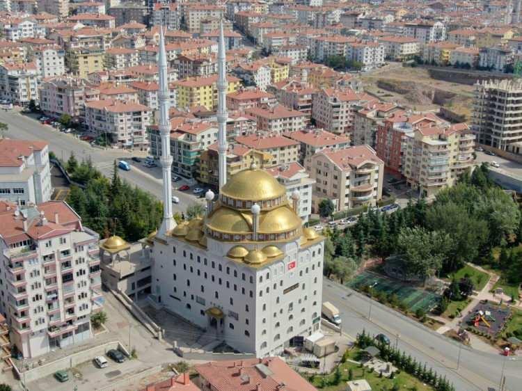 <p>Ankara’nın Keçiören ilçesinde bulunan ve sosyal medyada ilginç mimarisiyle dikkat çeken apartman şeklindeki Esertepe Yeni Camii’nin yapımı 11 yıl sonra tamamlandı.</p>

