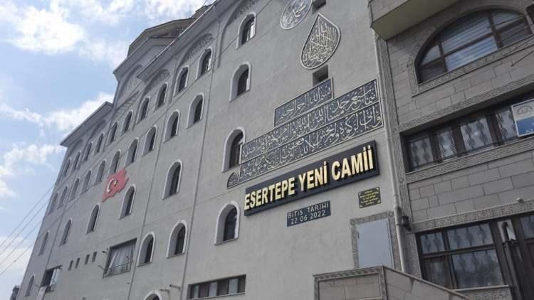 <p><strong>“Bittikten sonra mahalleye güzel bir eser oldu"</strong></p>

<p>Esertepe Yeni Camii hakkında değerlendirmelerde bulunan mahalle sakini Adnan Ardıç, “Esnafım burada. 2011'den beri devam ediyordu. Uzun sürdü sonra insanların yardımıyla bu hale geldi. Şu an bitmiş durumda. Önceden bitmişti ama dış cephesi biraz geç sürdü. Şu an orayı da bitirdiler. Mahalleye güzel bir havası oldu. Cami görünümünde değildi. Dış cephesi sıkıntılıydı. Bittikten sonra mahalleye güzel bir eser oldu” diye konuştu.</p>
