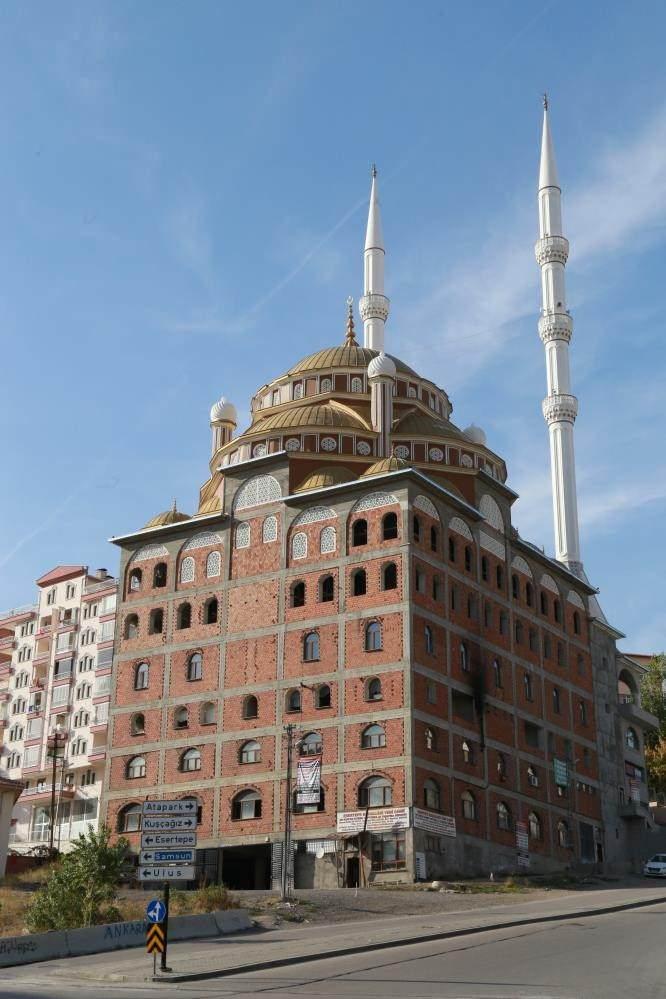 <p>Bir diğer mahalle sakini Mustafa Ekinci ise cami yapımında emeği geçenlere teşekkür ederek, “Yaptırandan da yapandan da vesile olandan da Allah razı olsun. Çok iyi oldu. Esnafımuzdan da Allah razı olsun. İlk önce hacı abi var, İsmail amcam var ondan Allah razı olsun. O çok yardımcı oluyor. Uzun sürmesi biraz maddi durumdan” ifadelerini kullandı.</p>