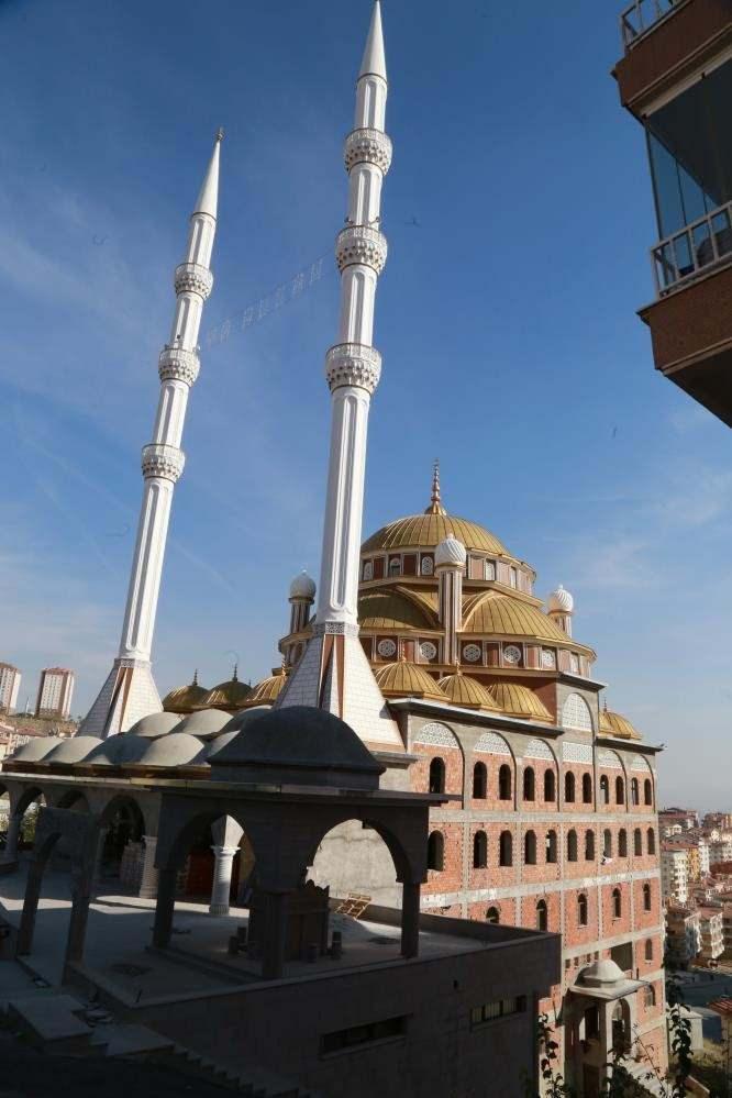 <p>Nuray Kaya ise yapımın 10 yıldan fazla sürdüğüne dikkati çekerek, “10 yıldan fazla sürdü benim bildiğim kadarıyla. Yardım olmadığı için milletin yardımıyla bu kadar oldu. İbadet yapmak güzel bir duygu ama daha tamamlanmadı. Yardım olsa daha çabuk tamamlanır. Ben cami olarak görüyorum apartman olarak değil” dedi.</p>