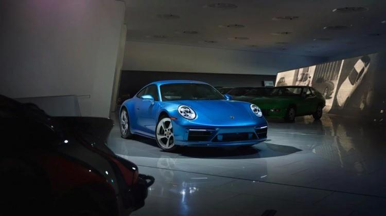 <p>477 beygir gücü ve 569 Nm tork üreten çift turbo 3.0 litrelik motorla tanıtılan 'Sally Special', yedi vitesli manuel şanzımanla geliyor.</p>