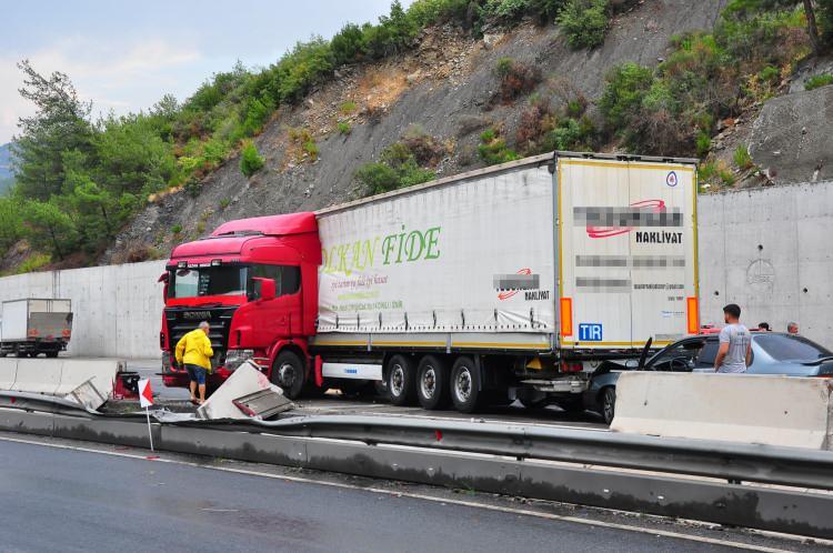 <p>Yaralıların sağlık durumlarının iyi olduğu öğrenildi. Kaza nedeniyle İzmir- İstanbul kara yolu 1 saat süreyle kapatıldı, 1 kilometrelik araç kuyruğu oluştu. Araçların çekilmesi ile trafik, tek şeritten verilmeye başlandı. Kazayla ilgili soruşturma başlatıld</p>
