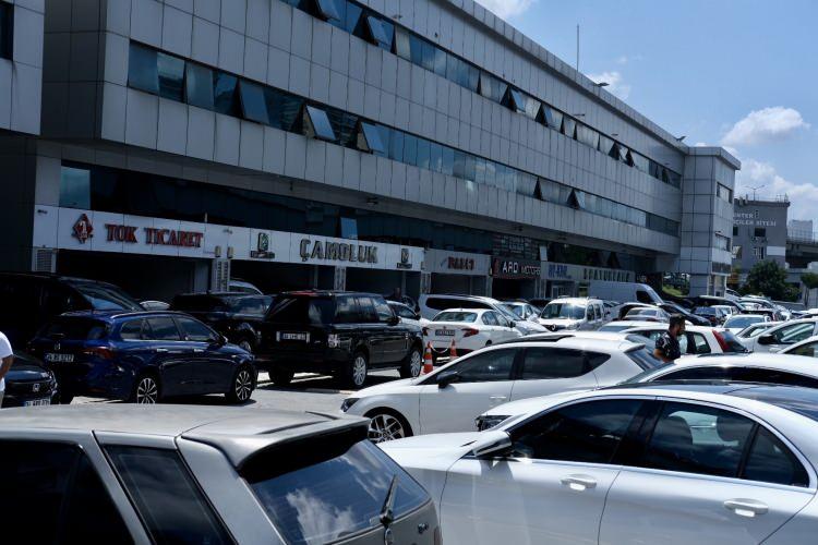 <p><span style="color:#B22222"><strong>İLAN SİTELERİ DENETLENECEK</strong></span></p>
<p> </p>
<p>Ticaret Bakanlığınca yapılan düzenleme ile ilk tescil tarihinden itibaren 6 ay ve 6 bin kilometre geçmeyen otomobil ve arazi taşıtlarının ticari faaliyet kapsamında pazarlanması da yasaklandığından, geçiş süreci için son tarih olan <strong>15 Eylül 2022 tarihinden itibaren ilan siteleri üzerinden verilen otomobil ve arazi taşıtı ilanları da takip edilecek ve tespit edilen aykırılıklar cezalandırılacaktır.</strong></p>
<p> </p>
<p> </p>