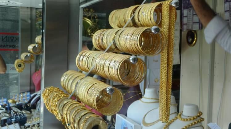 <p>Bingöl Kuyumcular Derneği Başkanı Yaşar Devran, geçtiğimiz günlerde iş yerine gelen 2 kadının kendisine 4 adet düşük ayarlı altın satarak, yaklaşık 6 bin lira dolandırıldığını iddia etti.</p>
