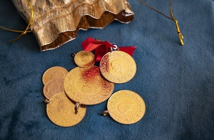 <p>5 bin 400 TL değerindeki tam altının ayarı düşürülerek tam altın fiyatına satıldığını belirten Devran, “Bunu geçen hafta yaşadık. Normalde 7 bin TL olan bir tam altın, 5 bin 400 TL düşürdüler ve tam altından bin 600 TL vurgun yapıyorlar. </p>