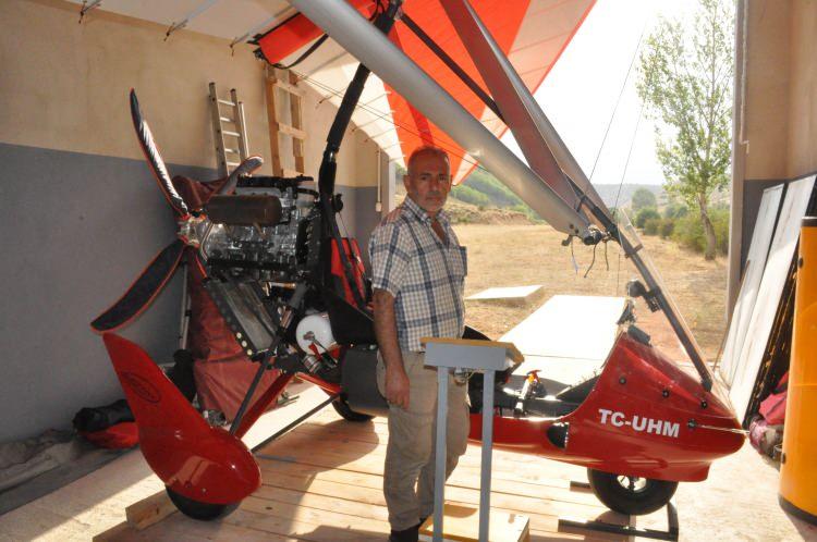 <p><strong>'HANGARIMI YATIM PİSTİMİ DE KURDUM'</strong></p>
<p>Köyünü çok sevdiği söyleyen Celil Çiçek, “Yelken kanatla, hala uçuyorum. Bu motorlu olduğundan dolayı her yerden kalkış- iniş yapabildiğimiz için bunu havalimanını yapma gereği duydum. Lisansımı da Eskişehir'de Türk Hava Kurumu’nda yaptım. Microlight dediğimiz araç en kısa mesafelere konan, en kısa mesafelerden kalkabilen bir kabiliyete sahip ve orta bir kanat var.</p>