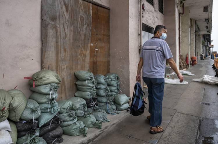 <p>Hong Kong Gözlemevi, kentin 800 kilometre doğusundan yaklaşan şiddetli tropik fırtına nedeniyle 1. derece tayfun uyarısı yayımladı. </p>
