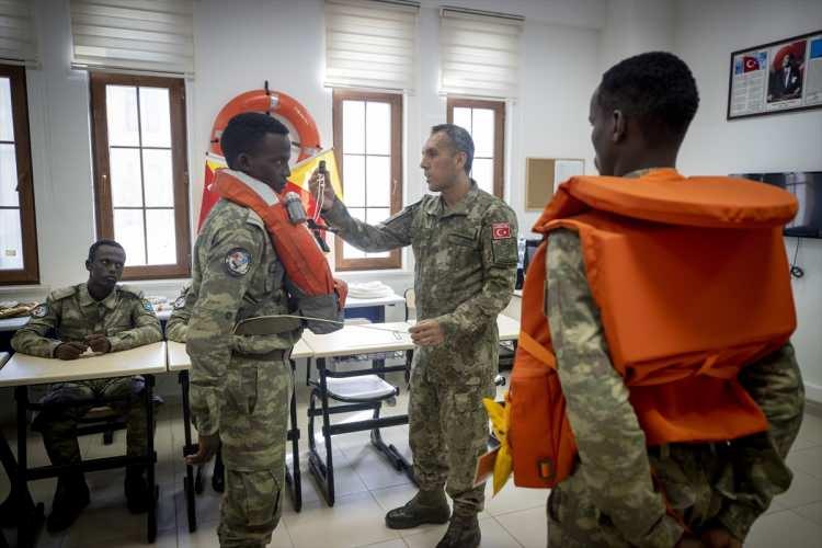 <p>Birlik eğitimi kapsamında ise temel askerlik eğitimini tamamlayan komando taburları, komando eğitimi için Isparta'ya gönderilmekte, eğitimlerini müteakip, Somali Silahlı Kuvvetleri saflarına katılmaktadır. </p>
