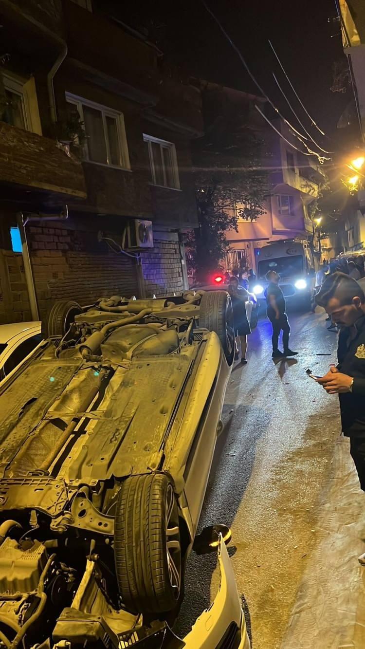 <p>Takla atan araç kullanılmaz hale gelirken sürücü yara almadan kurtuldu. Park halindeki araçlarda küçük çaplı maddi hasar oluştu.</p>
