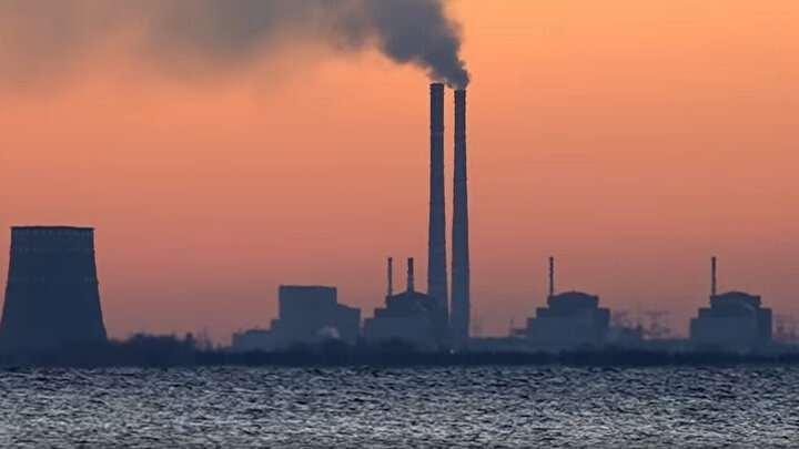 <p>Tesisin operatörü perşembe öğleden sonra yaptığı açıklamada, komşu kömürle çalışan bir elektrik santralinin kül çukurlarındaki alevler iletim hatlarını iki kez kestiğinde Rus kontrolündeki elektrik santralinin Ukrayna şebekesinden bağlantısının kesildiğini söyledi.</p>
<p> </p>