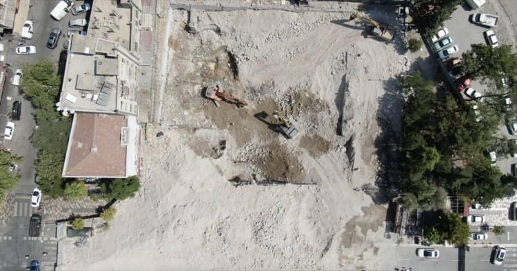 <p>"29 Haziran 2022'den itibaren işin bitmemesi sebebiyle sözleşme müeyyideleri gereği 80 gün süre uzatım verilmiş ve aynı zamanda cezai işlemler uygulanarak çalışma devam etmektedir. 10 Ekim 2022'ye kadar çalışmaların tamamlanması hedeflenmektedir." ifadeleri kullanıldı.</p>