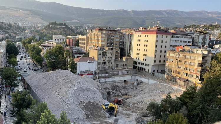 <p>Söz konusu yıkım için firmanın Büyükşehir Belediyesine 6 milyon 615 bin lira ödeme yapacağı aktarılan açıklamada, firmanın işi zamanında bitiremediği için gün başına sözleşme bedelinin 10 binde 3'ü kadar ceza ödeyeceği, bunun da 1984,5 liraya denk geldiği bildirildi.</p>
<p> </p>