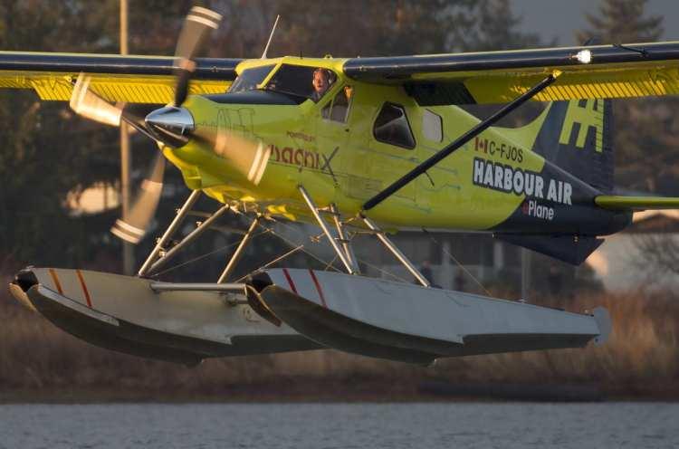 <p>Harbour Air ve MagniX tarafından ortaklaşa geliştirilen uçak, 17 Ağustos'ta Fraser River Terminal’den kalkarak 24 dakika süren 72 km'lik yolculuğun ardından Patricia Bay’e inerek uçuşunu sorunsuz bir şekilde tamamladı.</p>