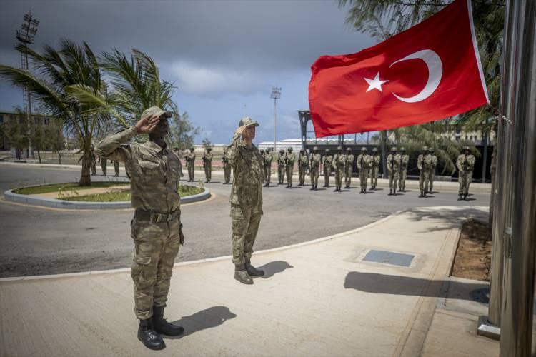 <p>Bu eğitimler dışında, eğitimini tamamlayarak kıtalarda görev yapan birlik ve personele gerek Anadolu Kışlası'nda gerek diğer kışlalarda tazeleme eğitimleri yaptırılmakta, ilave eğitim ihtiyacı ortaya çıktığında Somali'de veya Türkiye'de eğitim ve kurslar verilmektedir."</p>

<p> </p>
