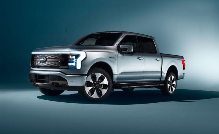 <p>9 - <strong>Ford F-150 Lightning</strong>: 320 mil / 514 Km</p>
<p> </p>
<p>Ford, F-150 Lightning ile ilk ana akım elektrikli kamyoneti üretme yarışında Chevy ve Ram'ı geçti. </p>
<p> </p>
<p>En fazla menzile sahip versiyon olan Lighting Extended Range, elektrikli kamyonun en uzun menzilli EPA dereceli 320 mildir.</p>