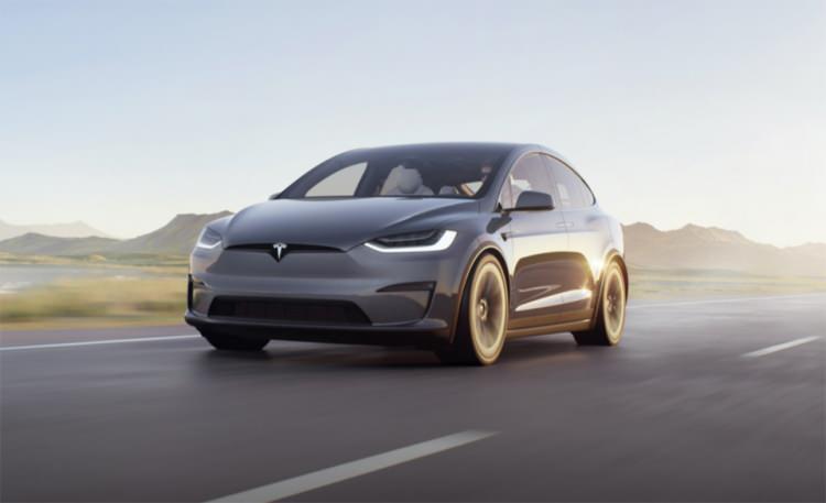 <p>5 - <strong>Tesla Model X</strong>: 348 mil / 560 Km</p>
<p> </p>
<p>Tesla'nın elektrikle çalışan SUV'si aile minibüsü rolünü oynayabilirken, aynı zamanda çok hızlı. Giriş seviyesi model, her aksta bir motorla donatılmıştır. Tesla, Model X'in 670 beygir gücüne sahip.</p>
<p> </p>
<p>Tesla'ya göre toplam 1020 beygir gücü ve sıfırdan 60'a sadece 2,5 saniyeye ulaşmak isterseniz ek bir motor ilave edebilirsiniz.</p>