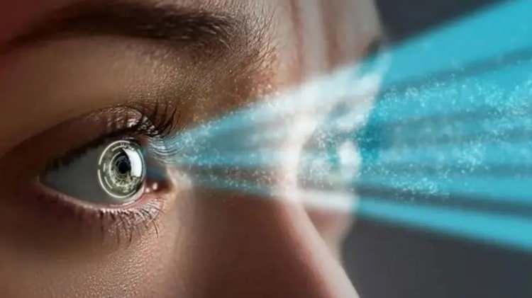 <p>Lens normal bir lensmiş gibi görünüyor. Göze takılan bu lensle beraber fotoğraflar çekip kaydedebilirsiniz. Lense mobil uygulamadan ağ kurarak bağlanabilirsiniz.</p>