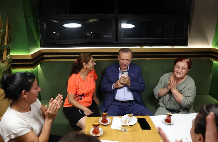 <p>Yakından ilgilendiği çocuklara oyuncak dağıtan Cumhurbaşkanı Erdoğan, daha sonra pastaneden ayrıldı.</p>
