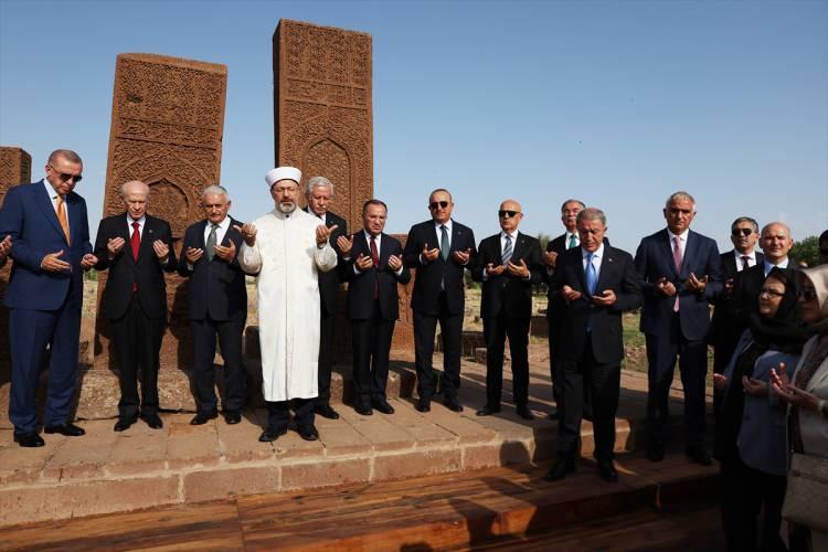 <p>TBMM Başkanı Mustafa Şentop, MHP Genel Başkanı Devlet Bahçeli, bakanlar ve kuvvet komutanlarının eşlik ettiği Cumhurbaşkanı <strong>Erdoğan</strong>, mezarlık ziyareti yapıp hem dua etti hem de alandaki çalışmaların son durumuyla ilgili bilgi aldı.</p>
