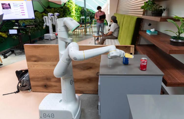 <p>Robot ayrıca Pepsi ve Kola kutularını tanıyabiliyor ve çekmeceleri açıp ve cips torbalarının yerini belirleyebiliyor.</p>
