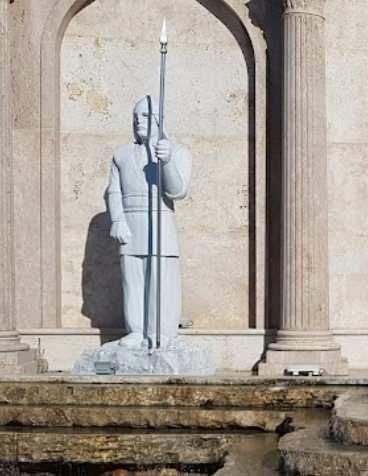 <p>Olay, Kültür Mahallesi’ndeki 15 Temmuz Şehitleri Parkı'nda meydana geldi. Selçuklu dönemini temsilen, su kemeri üzerinde bekleyen 3 asker heykelinin birinin elindeki mızrak, kimliği belirsiz kişi ya da kişiler tarafından çalındı. </p>
<p> </p>