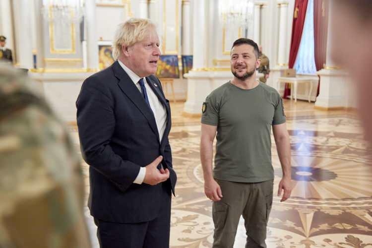 <p>Kiev'deki Mariinsky Sarayı'nda Zelenskiy ile görüşen Johnson, İngiltere'nin Ukrayna'ya desteğinin altını çizerek, "Ukrayna'nın bu savaşı kazanacağına inanıyorum" dedi.</p>
