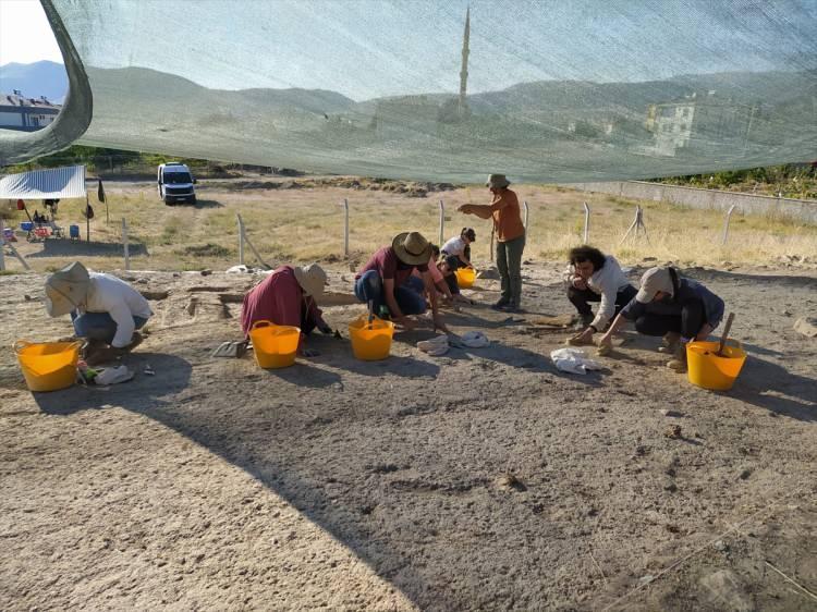 <p>Kemik aletler arasında iğne ya da biz olarak adlandırdığımız aletler yer almakta ki bunlar çoğunlukla delik açmak için ya da sepetçilikte kullanılan parçalardır.</p>

<p> </p>
