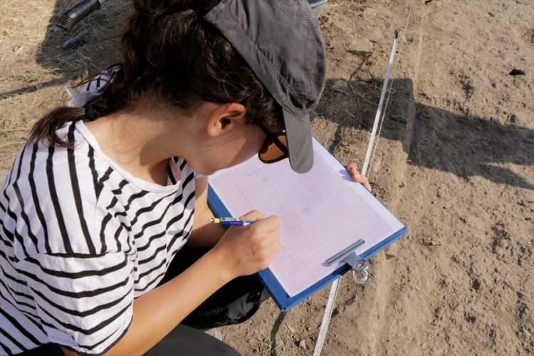 <p>Kazı Heyeti Başkanı ve İstanbul Üniversitesi Edebiyat Fakültesi Arkeoloji Bölümü Tarih Öncesi Arkeolojisi Ana Bilim Dalı Öğretim Üyesi Doç. Dr. Semra Balcı, AA muhabirine, höyüğün, volkanik Kapadokya bölgesinde obsidyen kaynaklarına yakın bir alanda olduğunu söyledi.</p>

<p> </p>
