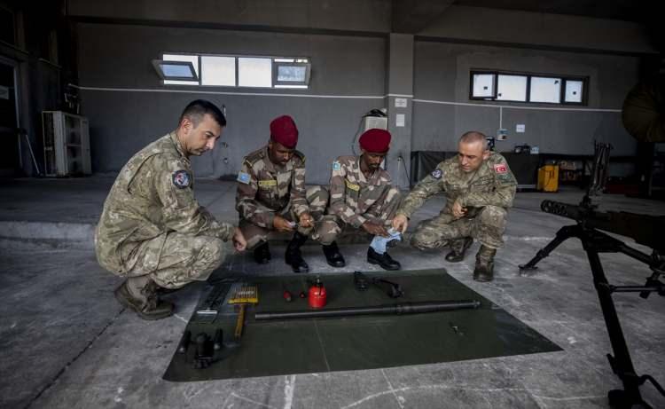 <p>Ayrıca Türk sıhhiye personeli, muharebe şartlarında yaralı kişinin hayatını kurtaracak ilk yardım müdahalelerini maket üzerinde gösterdi.</p>

<p> </p>
